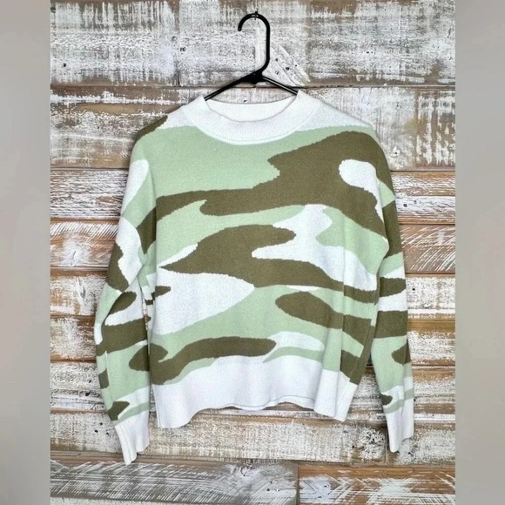 Women's Harper‎ camo sweater M